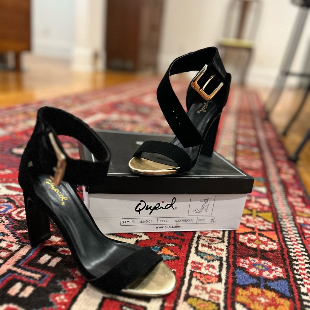 Qupid suede black heels with gold toe. Heel height is 2 1/2 inches. 👠